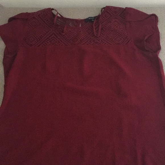 Tops - Cute shirt with design on top